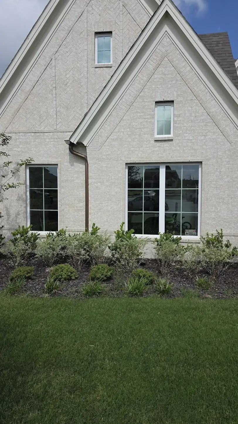 Dual-reflective Cardinal 366 glass on front windows in Plano