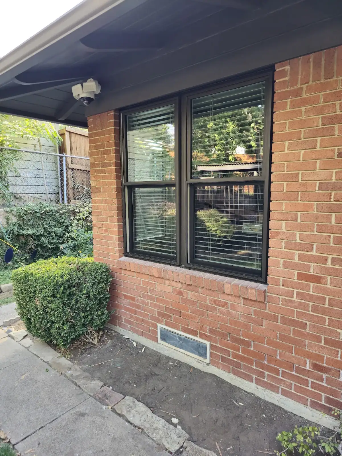Black and Bronze Window Frames in Texas Heat: What to Know Before You Choose